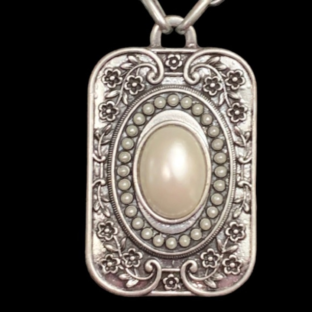 Antique/Vintage silver steampunk pendant necklace with pearl and flower accent’s